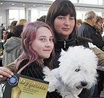 Piedalās starptautiskā suņu izstādē