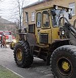 Braucot pa ielu, aizdegas traktors