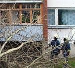 Dzīvokļa logam krītoša apse izsitusi stiklu