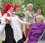 Bārtas novada košumu ieauž segu un  spilvenu rakstos