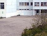 Automašīnām neļauj šķērsot skolas teritoriju