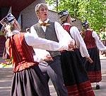 Izdejo dzīvi jūras malā
