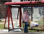 Uzbrūk autobusu pieturai