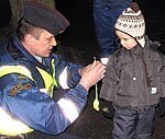 Video! – Gājējiem izdalīs tūkstoti atstarotāju