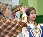 “Lakstīgala kroni pina”