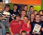 Skolēni aktīvi iesaistās boulinga spēlē