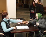 Pilsoņi parakstu vākšanas vietā pulcējas pusotru stundu pirms tās atvēršanas