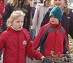 Traistēni Lindālē dzenā putnus, purina ābeles, kurina uguni