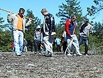 Kāpa atgūstas, piepalīdzot motosportistiem