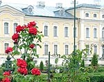 Pils rundālis rožu smaržas mākonī