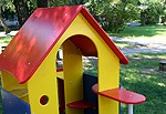 Pie izglītības iestādēm uzstāda bērnu rotaļu laukumu iekārtas un apzaļumo apkārtni
