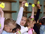 Pirmklasniekus dara redzamus tumsā
