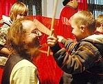 Angļi un mūsējie veido dvīņu cirku