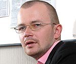 Dzejas balvas ieguvējs runā ar skolēniem