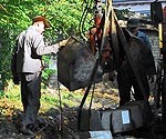 Iedzīvotāji bruģē pagalmu