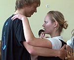 Vidusskolēni mācās dejot valsi