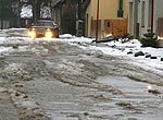 Kūstošais sniegs sagādā problēmas gan gājējiem, gan autovadītājiem