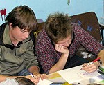 Viesi no Igaunijas smeļas pieredzi Aizputes “IDEA House”