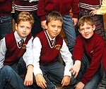 Katoļu pamatskolas piederības zīme – formas tērps