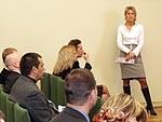 Uzņēmējus informē par iespējām strādāt krītoša tirgus situācijā
