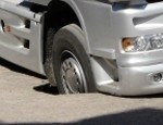Celtnieku ielā ielūst kravas auto