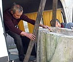 TV – No muzeja aizved Rīgas brāļu kapu memoriāla pieminekļa metu