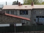 Uzdod nojaukt ielas daļā uzbūvētu ēku un žogu