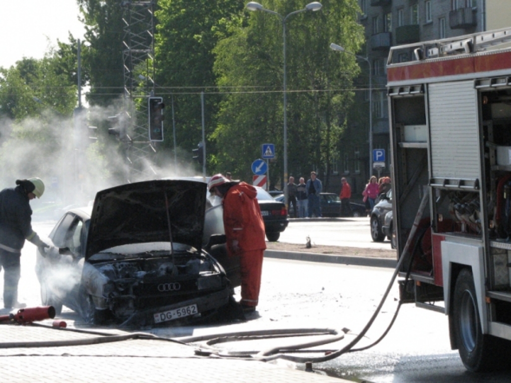 Pie Tramvajtilta sadeg automašīna
