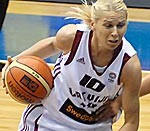 Latvijas sieviešu basketbola izlase izcīna piekto uzvaru piecās pārbaudes spēlēs