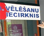 Divi kādas partijas novērotāji ālējas Liepājas Latviešu biedrības namā izvietotajā iecirknī