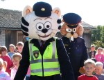 Policisti stājas skolasbērnu sardzē