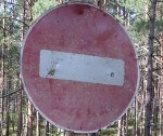 Bez saskaņošanas uzstāda pašdarinātu ceļa zīmi