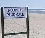 Vasaras sauli un jūru izvēlas baudīt brīvi – pa pliko