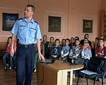 Bērni ir neuzmanīgi un nokļūst zem automašīnu riteņiem