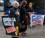 Skolēni un studenti jau sasēdušies solos