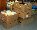 Palīdz cits citam ar drēbju kārtu vai sarunu