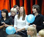 Violetā kora dalībniekus skata vaigā