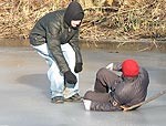 Pašvaldības policija pastiprināti veic aizsalušo ūdenstilpņu apsekošanu