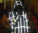 “Gaismas cilvēks” dalīs atstarotājus tumsā sastaptiem gājējiem