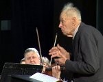 Valdis Vikmanis nodiriģē savas 95. jubilejas koncertu