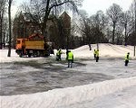 Raiņa parkā top divas brīvdabas slidotavas