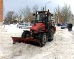 Cīņa ar sniegu māju iekšpagalmos