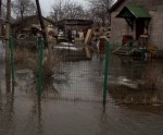 Ledus sakustējies, ļaudis stāv uz vakts
