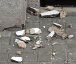Uz galvas uzkrīt apmetums