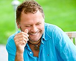 Igo jaunajā albumā “Es nekā neatbildēju. Tikai teicu.” nedzied; viņš lasa Zoščenko