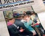Arī Liepājā plīvo sēru karogi