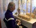 Tūristiem piedāvā neredzīgu amatnieku darinājumus
