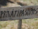 Būvē žogu uz dabas takas
