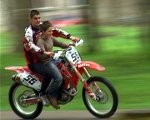 Freibergs ar motociklu izvizina bērnus