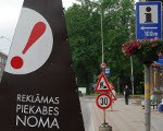 Reklāma aizsedz ceļa zīmes